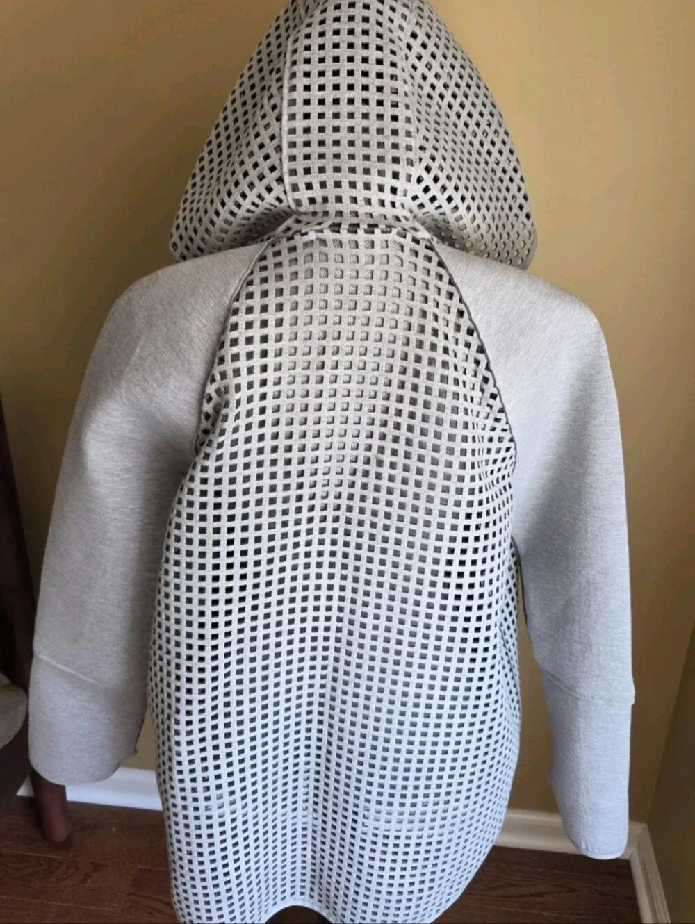 ELIE TAHARI SPORT Gray Laser Cut Hooded Zip-Up Jacket Size L PRE OWN EXCELLENT